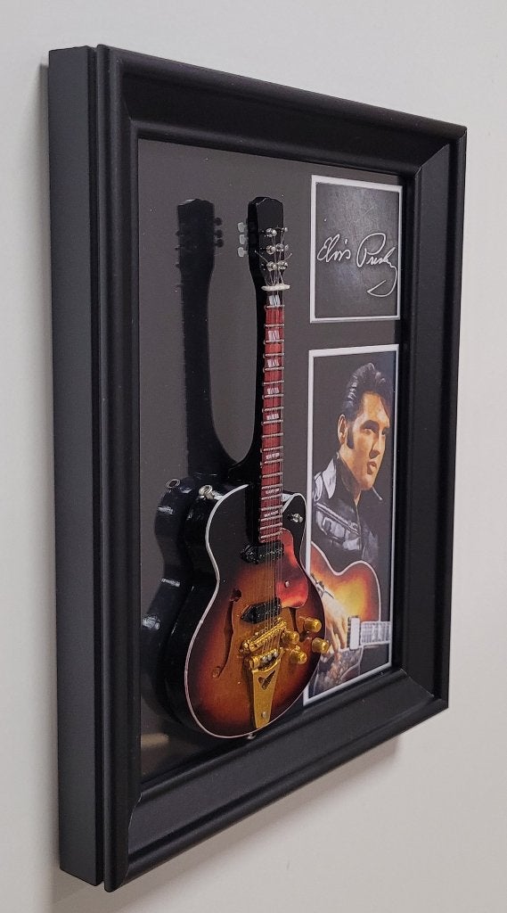 Elvis Presley miniatuur gitaar op lijst wanddeco mini deco, Info@deconoord.nl, Deco Noord, Nieuw, Ophalen of Verzenden