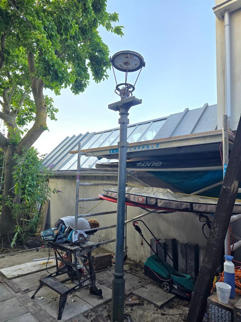 Authentieke, zware gietijzeren lantaarnpaal – Unieke eyecatc, Tuin en Terras, Ophalen, Gebruikt, Staande lamp, Netvoeding
