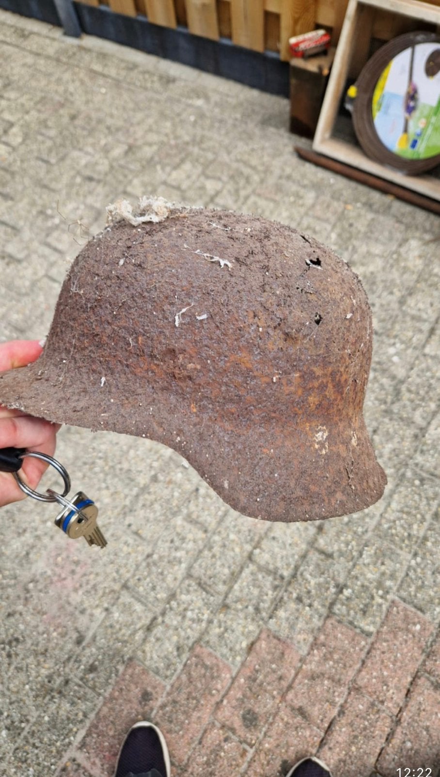 Bodemvondst 2de wereldoorlog Duitse Helm, Ophalen of Verzenden, Duitsland, Helm of Baret