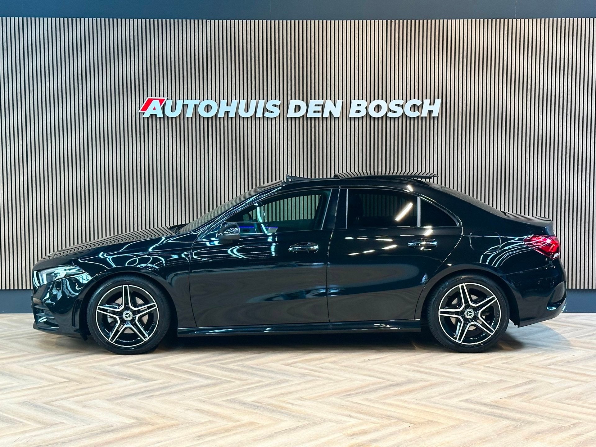 Mercedes-Benz A-klasse 200 AMG Line - Pano - Ambiance - ACC, Auto's, Gebruikt, 4 cilinders, 1290 kg, Bedrijf