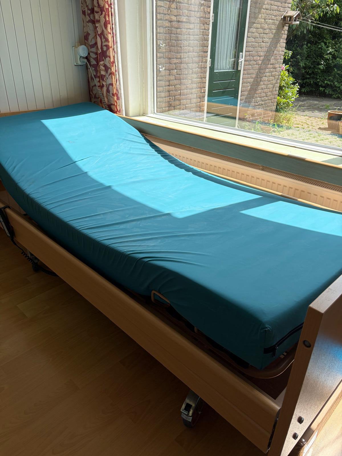 Ziekenhuis bed elektrisch verstelbaar, Ophalen, Zo goed als nieuw, Eenpersoons, 90 cm