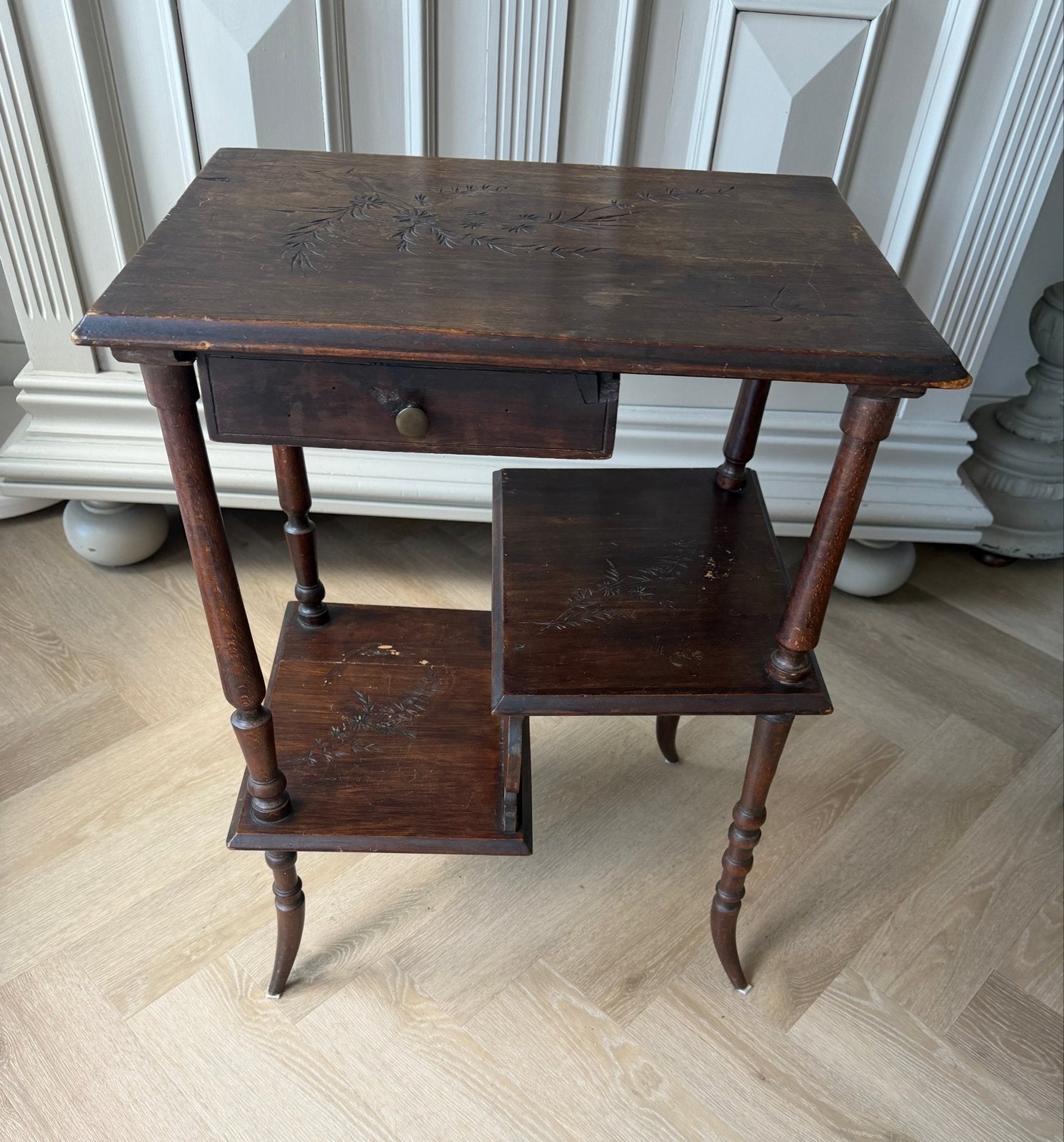 Antiek houten bijzettafel met lade en planken, Ophalen of Verzenden