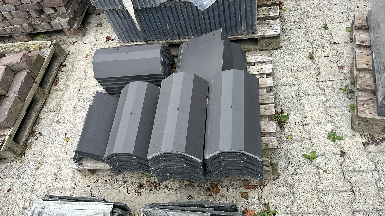 Betondakpannen, Doe-het-zelf en Verbouw, Dakpannen en Dakbedekking, Ophalen, Steen of Klei, Zo goed als nieuw, 15 m² of meer