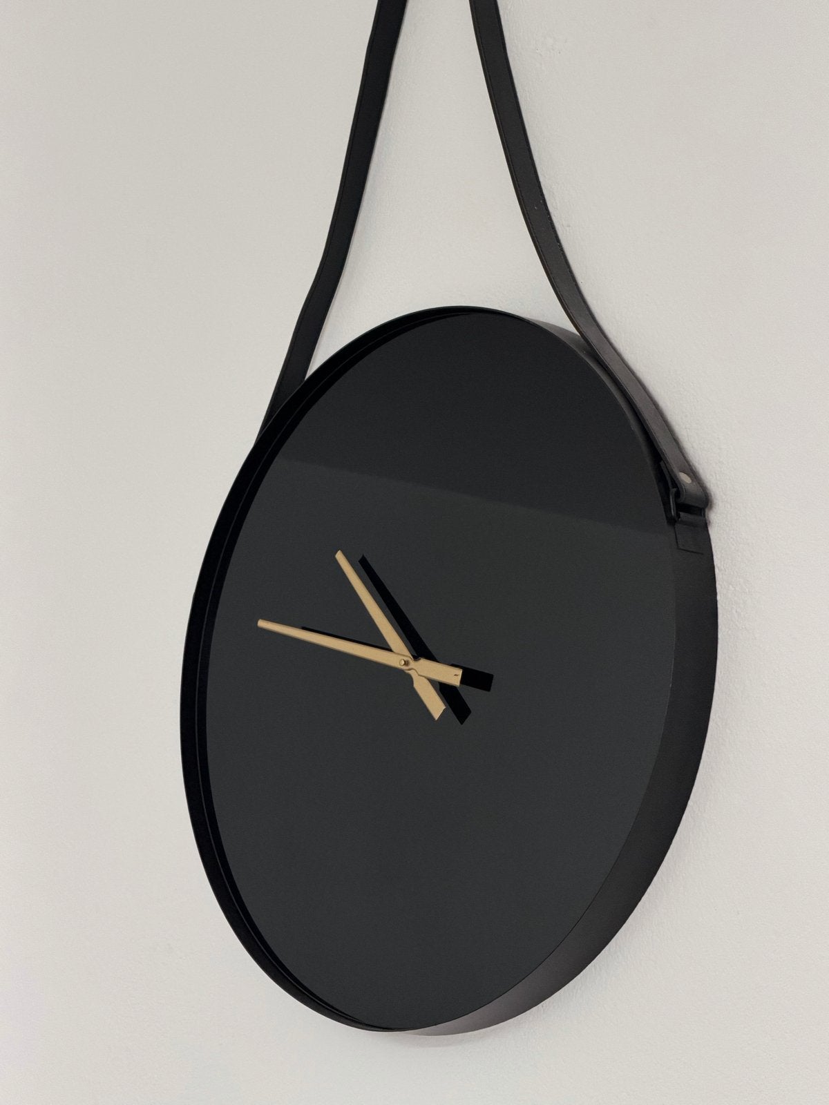 Moderne zwarte wandklok met gouden wijzers, Ophalen, Wandklok, Analoog, Zo goed als nieuw