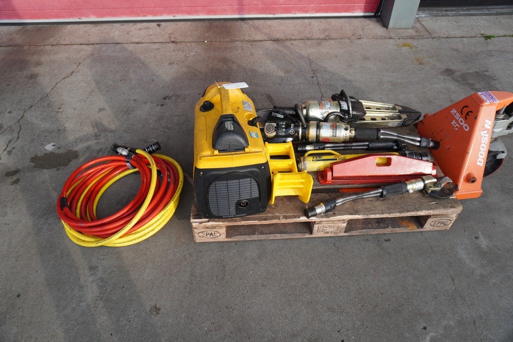 Weber Rescue set redgereedschap Nr. V300 | o.a. 2x Knipper |, Autobedrijf Van der Veen Groningen B.V., Info@vdveen.nl, Friesestraatweg 257
9746TJ  GRONINGEN, NL