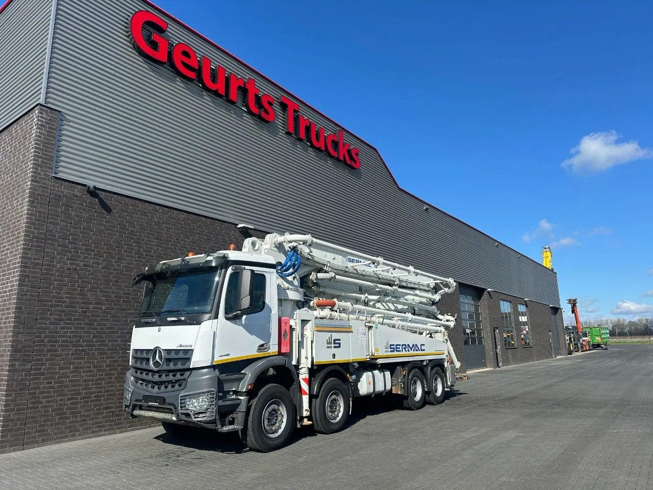 Mercedes-Benz Arocs 4451 8X4 + SERMAC 5Z42 BETONPOMP/BETONPU, Automaat, Achterwielaandrijving, Euro 6, Wit