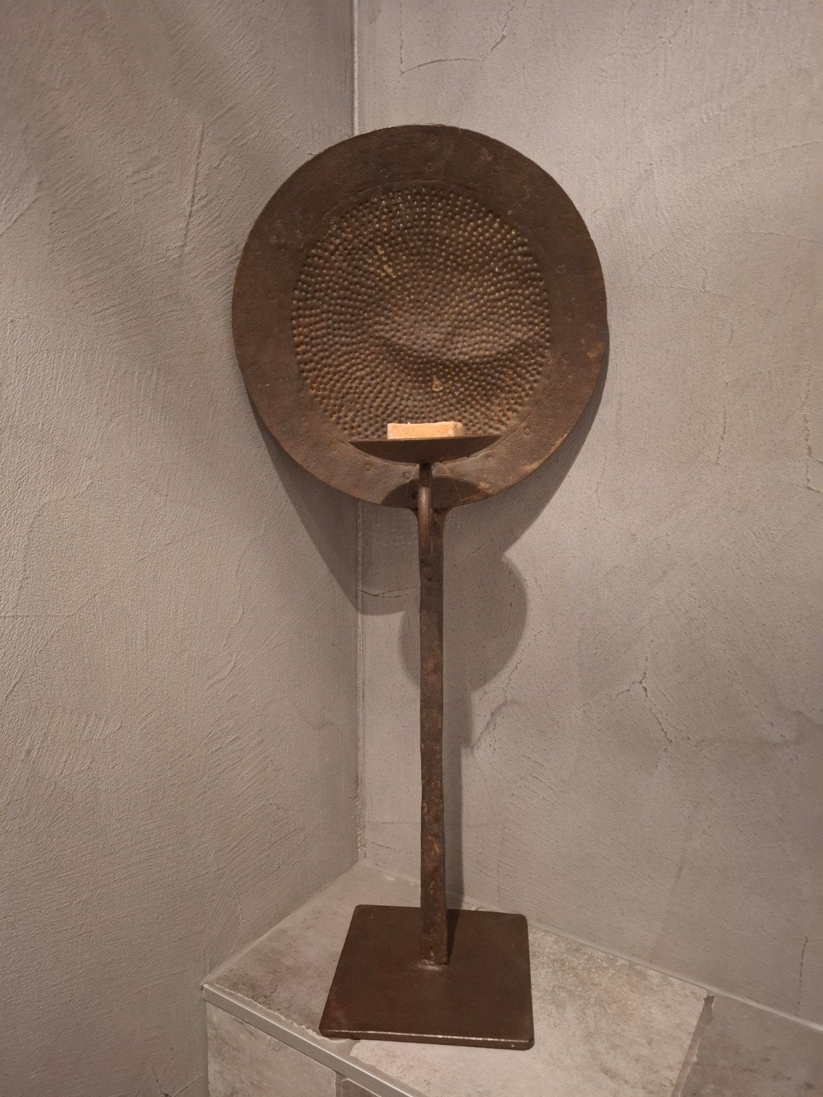 Antieke metalen kandelaar met decoratieve schijf, Antiek en Kunst, Ophalen of Verzenden