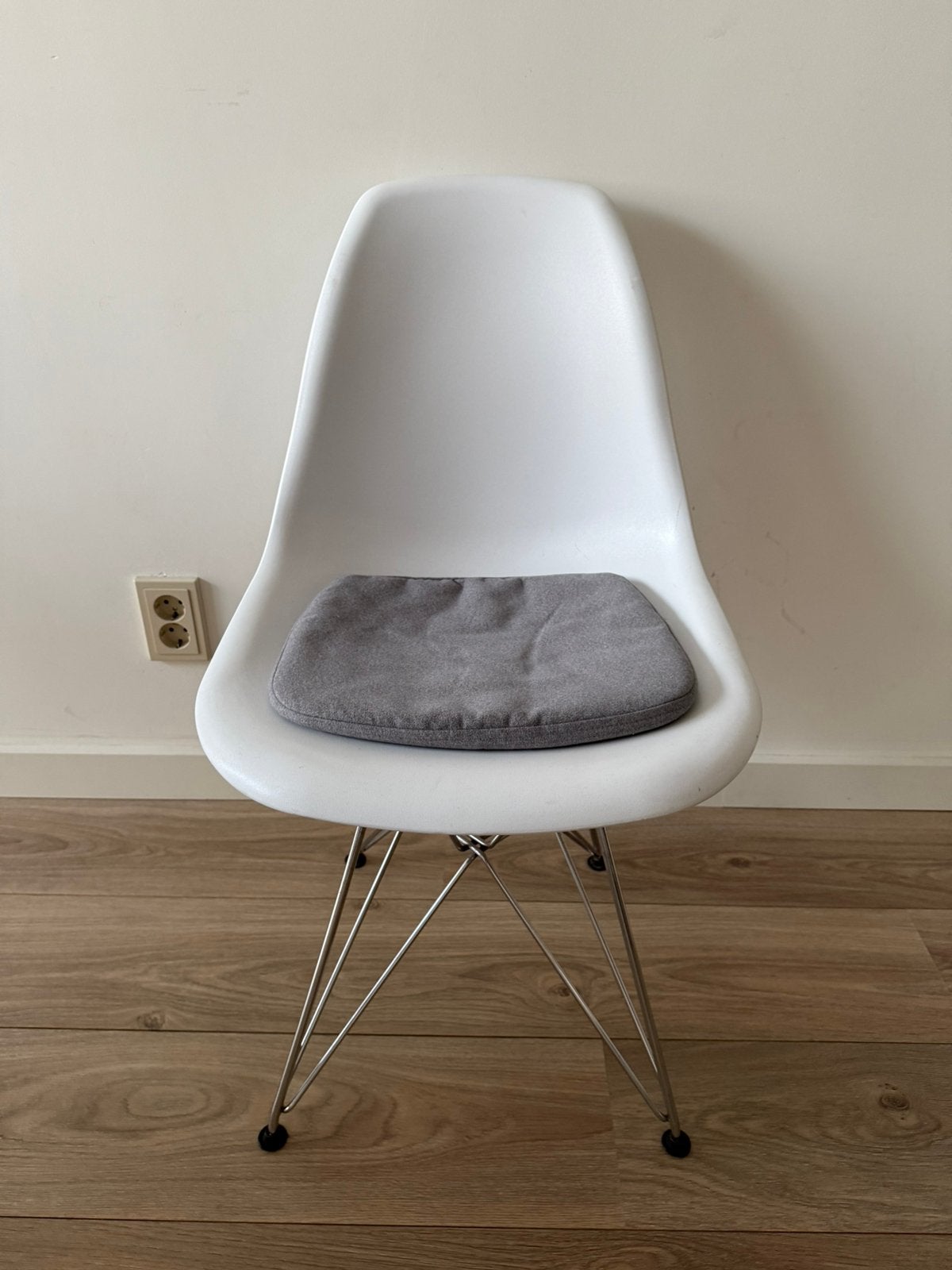 Witte kuipstoelen/eetkamerstoelen met kussen, Huis en Inrichting, Stoelen, Ophalen, Witte kuipstoelen, Gebruikt, Wit