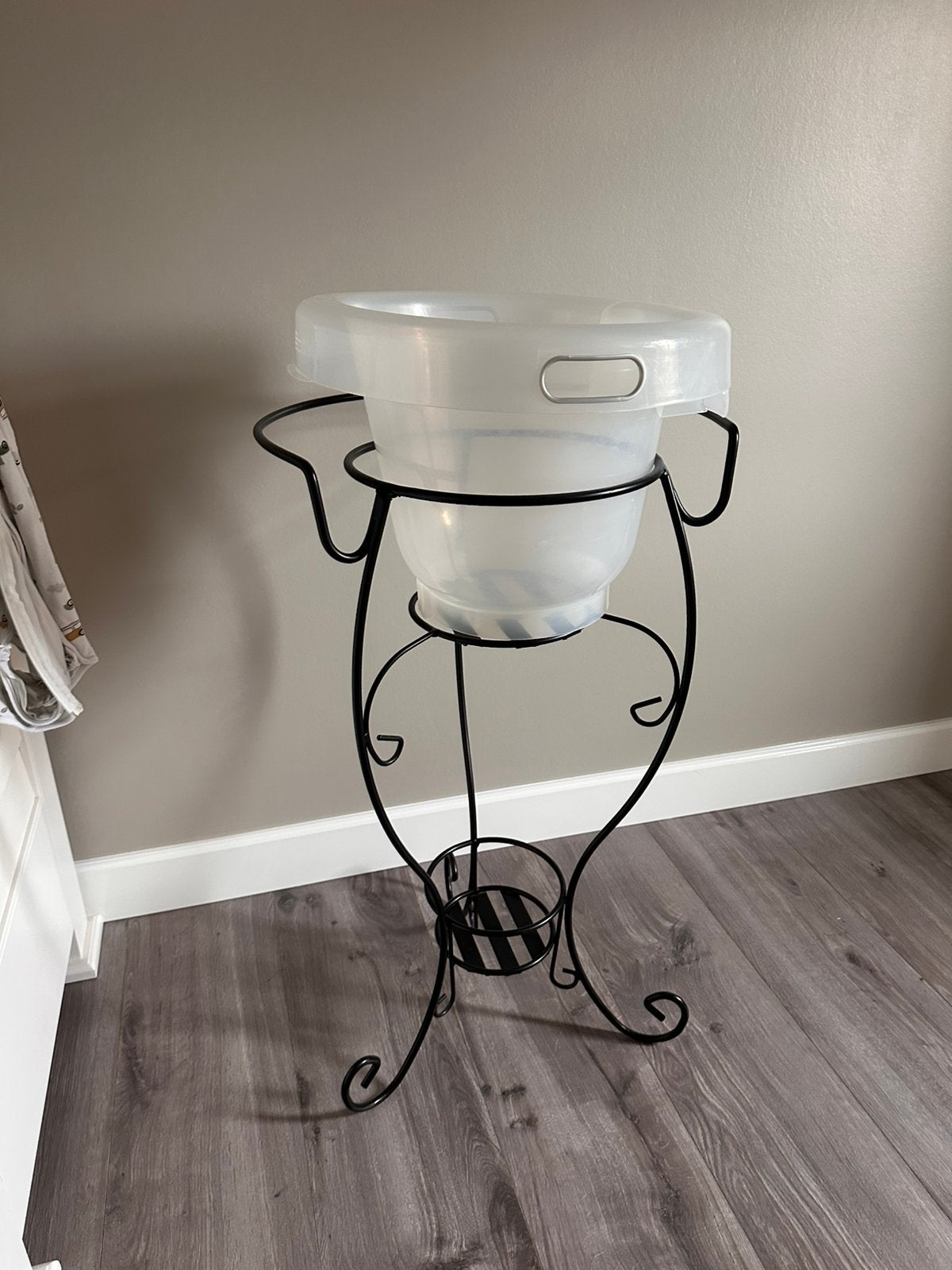 Tummy tub en mooie standaard, Kinderen en Baby's, Badjes en Verzorging, Tummy Tub, Zo goed als nieuw, Standaard, Ophalen