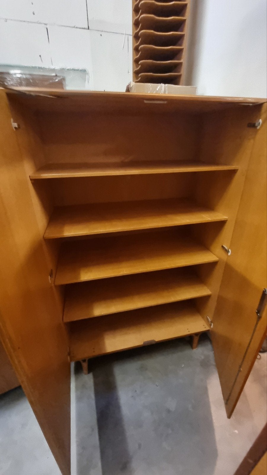 Foto 5 van vintage kledingkasten jaren 60 €425,- per stuk