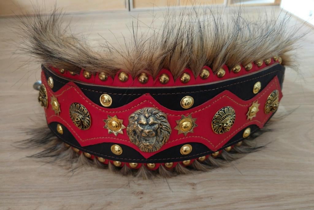 BREDE LEREN HALSBAND ZWART/ROOD MET GOUDEN LEEUWENKOP, Dieren en Toebehoren, Verzenden, Zo goed als nieuw
