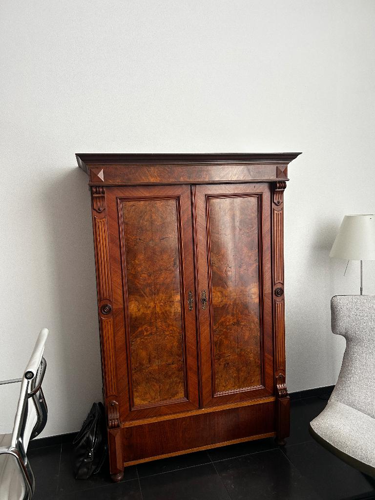 Antieke noten Jugendstil kast, Ophalen
