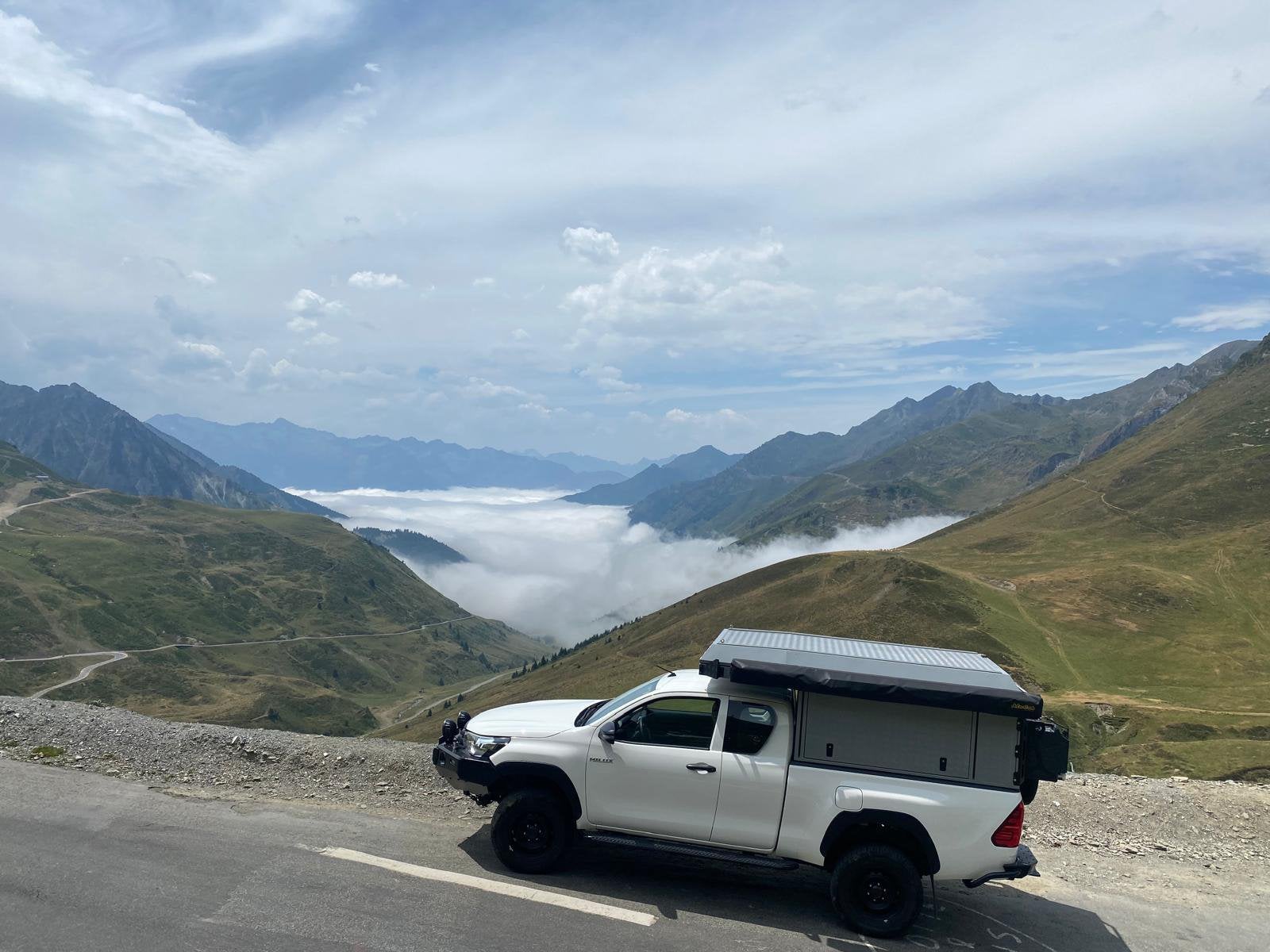Toyota Hilux Overland Alucab camper 73.500 km, Caravans en Kamperen, Buscamper of Camperbus, Tot en met 2, 7 tot 12 maanden geleden