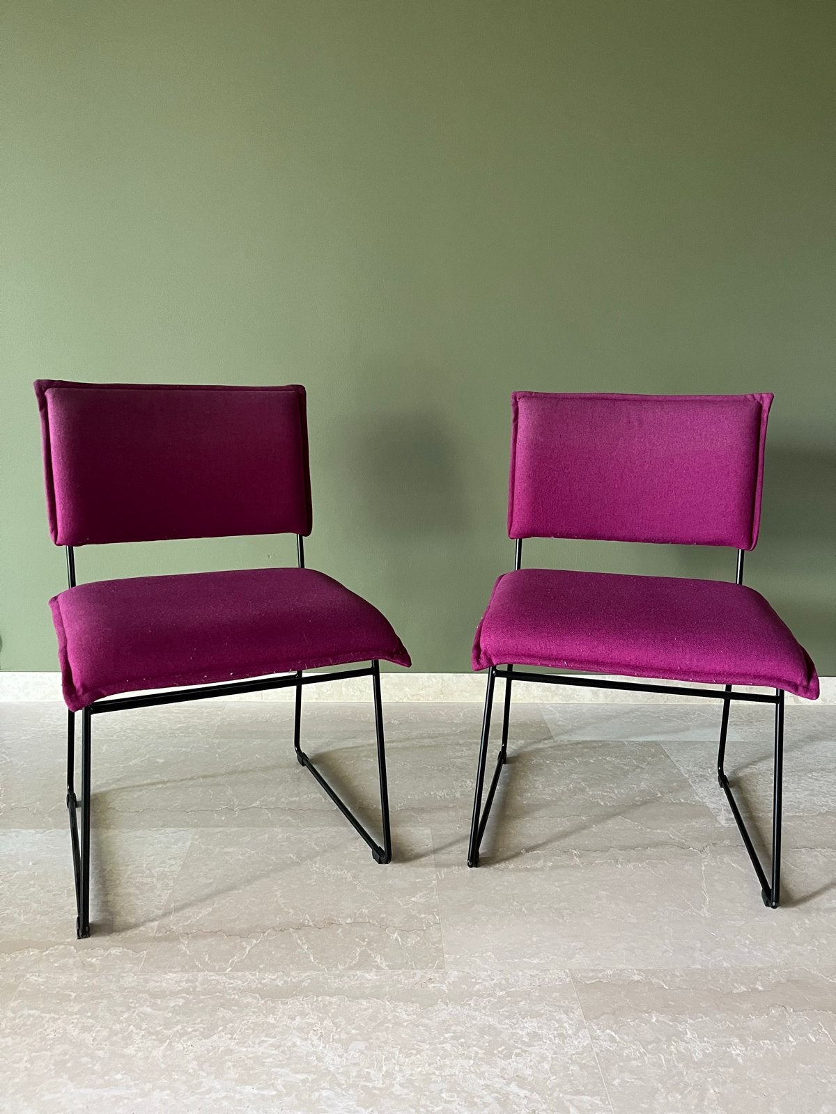 2 Jess Design eetkamerstoelen - Magenta stof en zwart metaal, Ophalen, Twee, Overige kleuren, Zo goed als nieuw