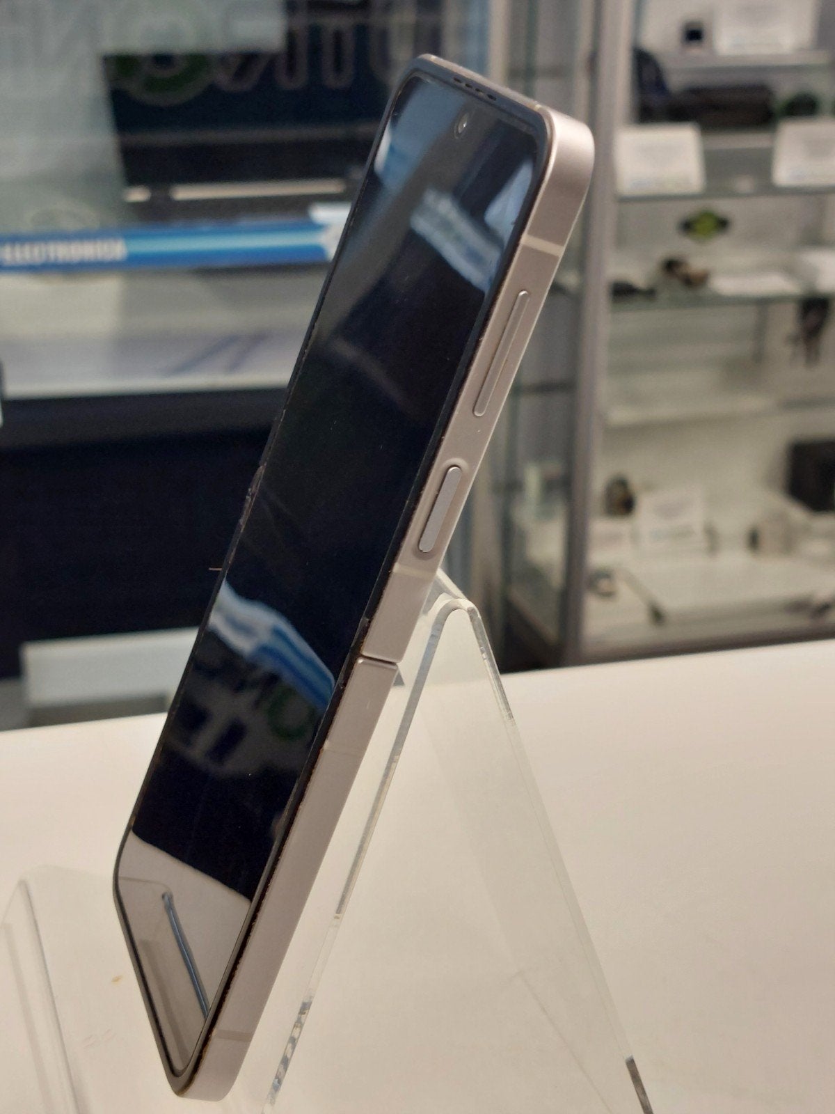 Foto 4 van Samsung Galaxy Z Flip6 - 256GB met lichte beschadiging
