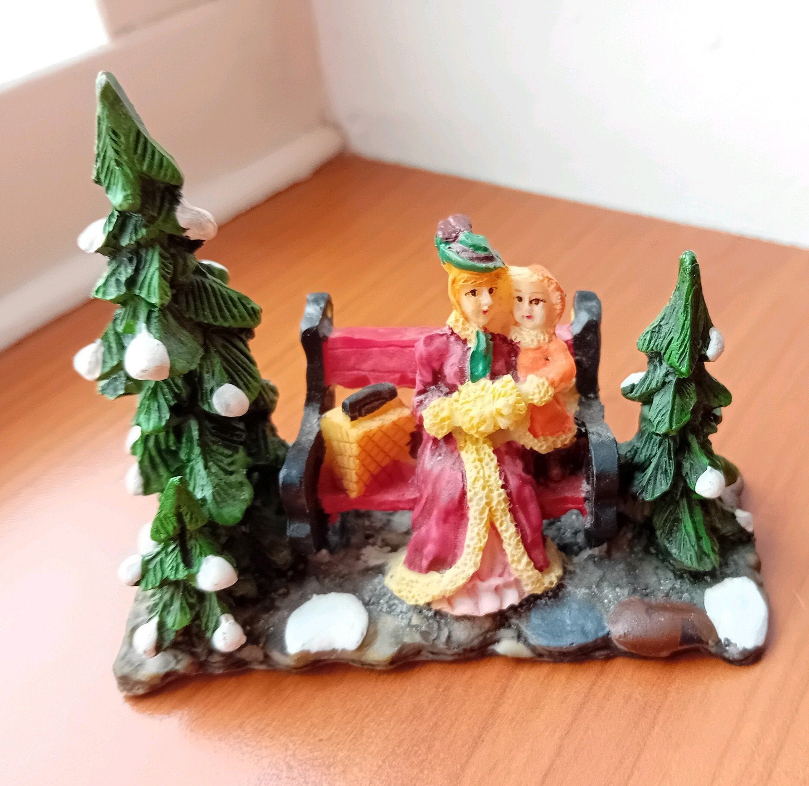 Kerstfiguren moeder met dochter op bank voor Kerstdorp, Ophalen of Verzenden