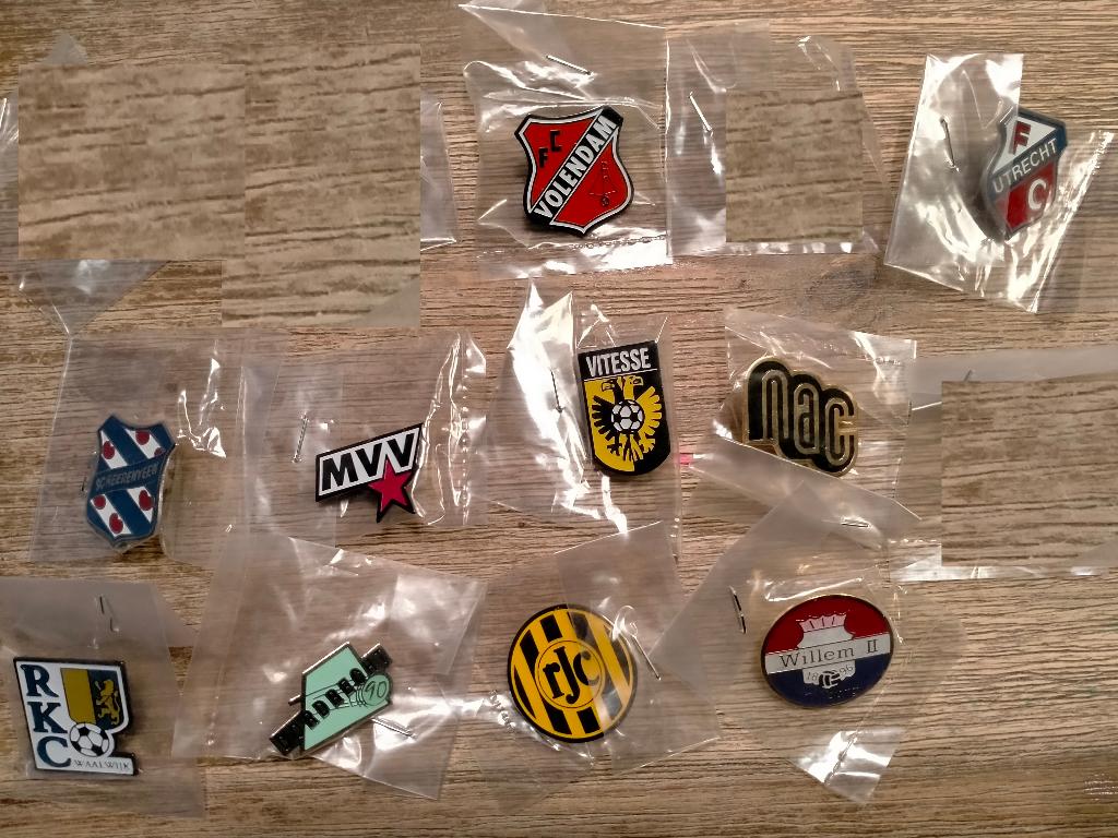 Roda JC Vitesse RKC MVV NAC FC Utrecht Willem 2 voetbal pins, Verzamelen, Speldjes, Pins en Buttons, Ophalen of Verzenden, Zo goed als nieuw