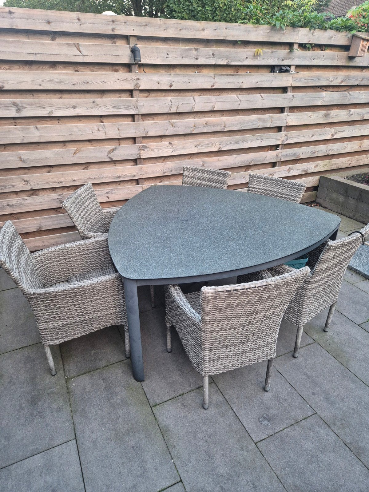 Moderne tuinset met 6 wicker stoelen en driehoekige tafel, Ophalen, Gebruikt, 6 zitplaatsen, Wicker