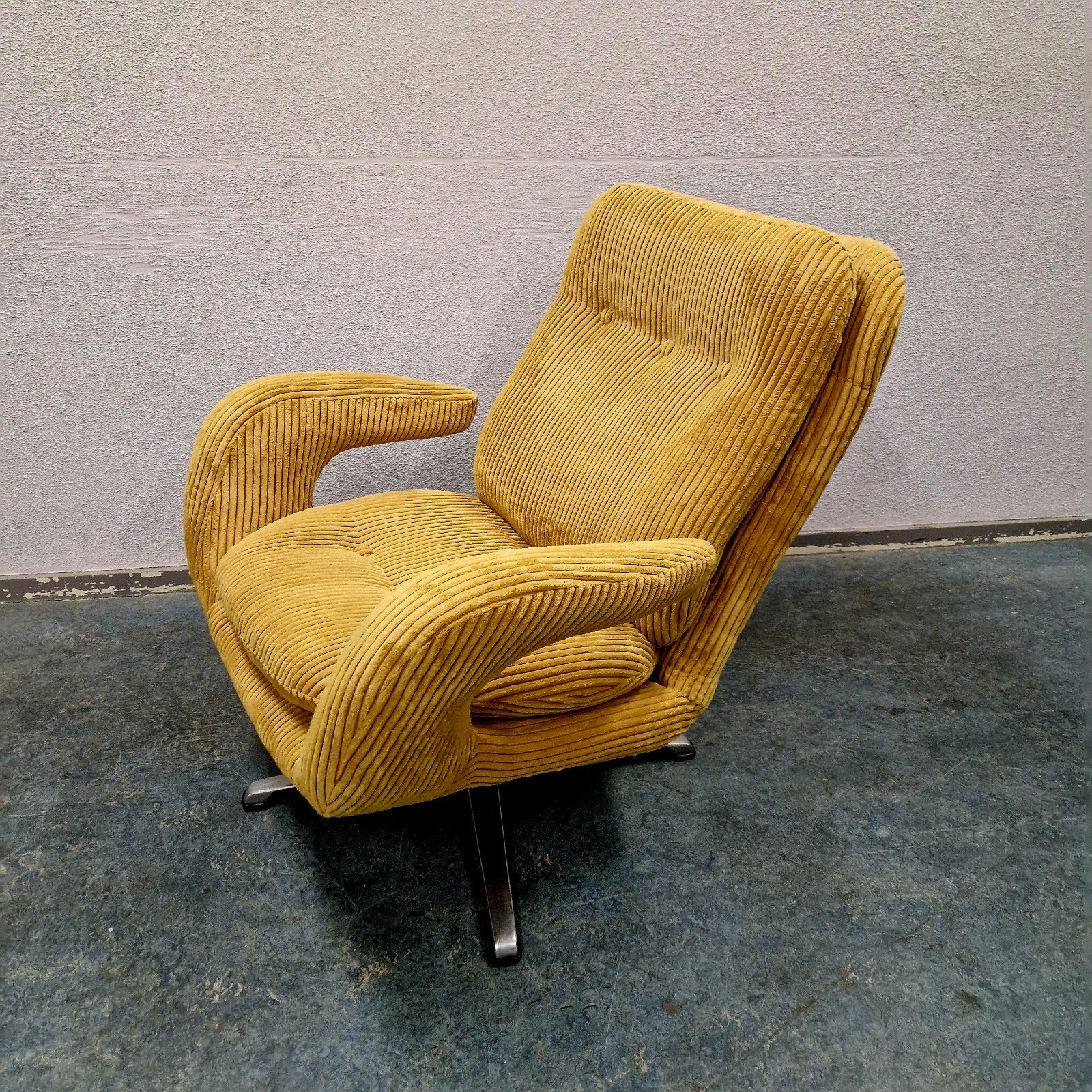 Foto 5 van vintage draaifauteuil Romefa nieuw bekleed jaren 60 ribstof