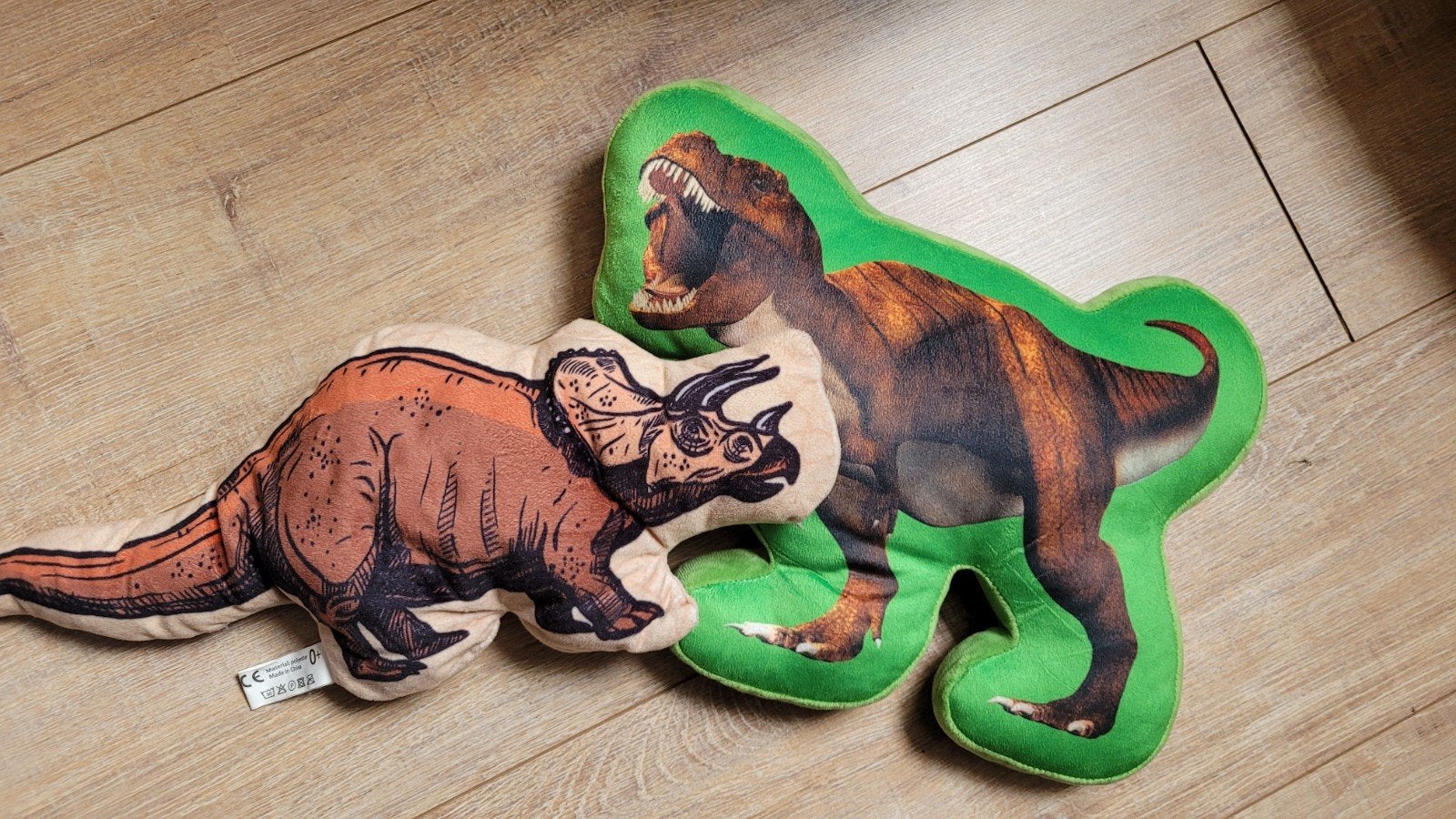 2 Dino kussens - T-Rex en Triceratops, Kinderen en Baby's, Speelgoed | Knuffels en Pluche, Ophalen of Verzenden, Gebruikt, Meerkleurig