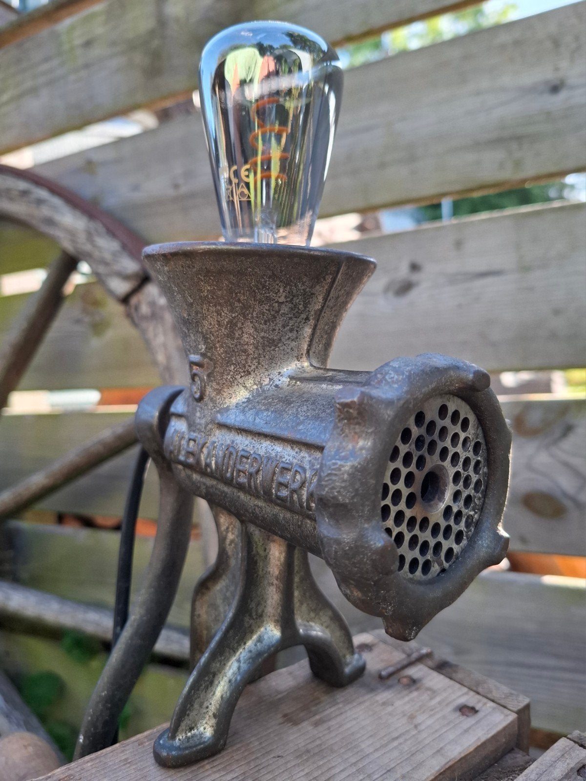 Oude gietijzeren vleesmolen lamp, Huis en Inrichting, Lampen | Hanglampen, Ophalen of Verzenden, Gebruikt, Metaal, E27 (groot)