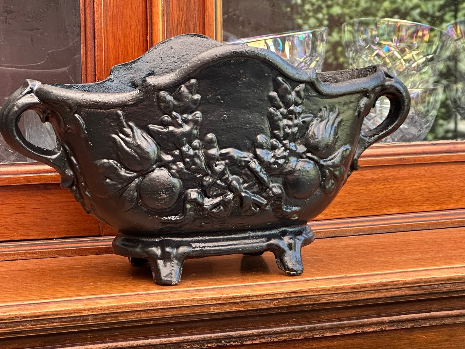 Antieke gietijzeren plantenbak met reliëfdecoratie, Ophalen of Verzenden
