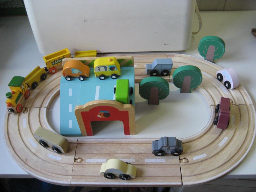 djeco garage met baan en auto's en trein van Janod hout, Ophalen of Verzenden, Zo goed als nieuw