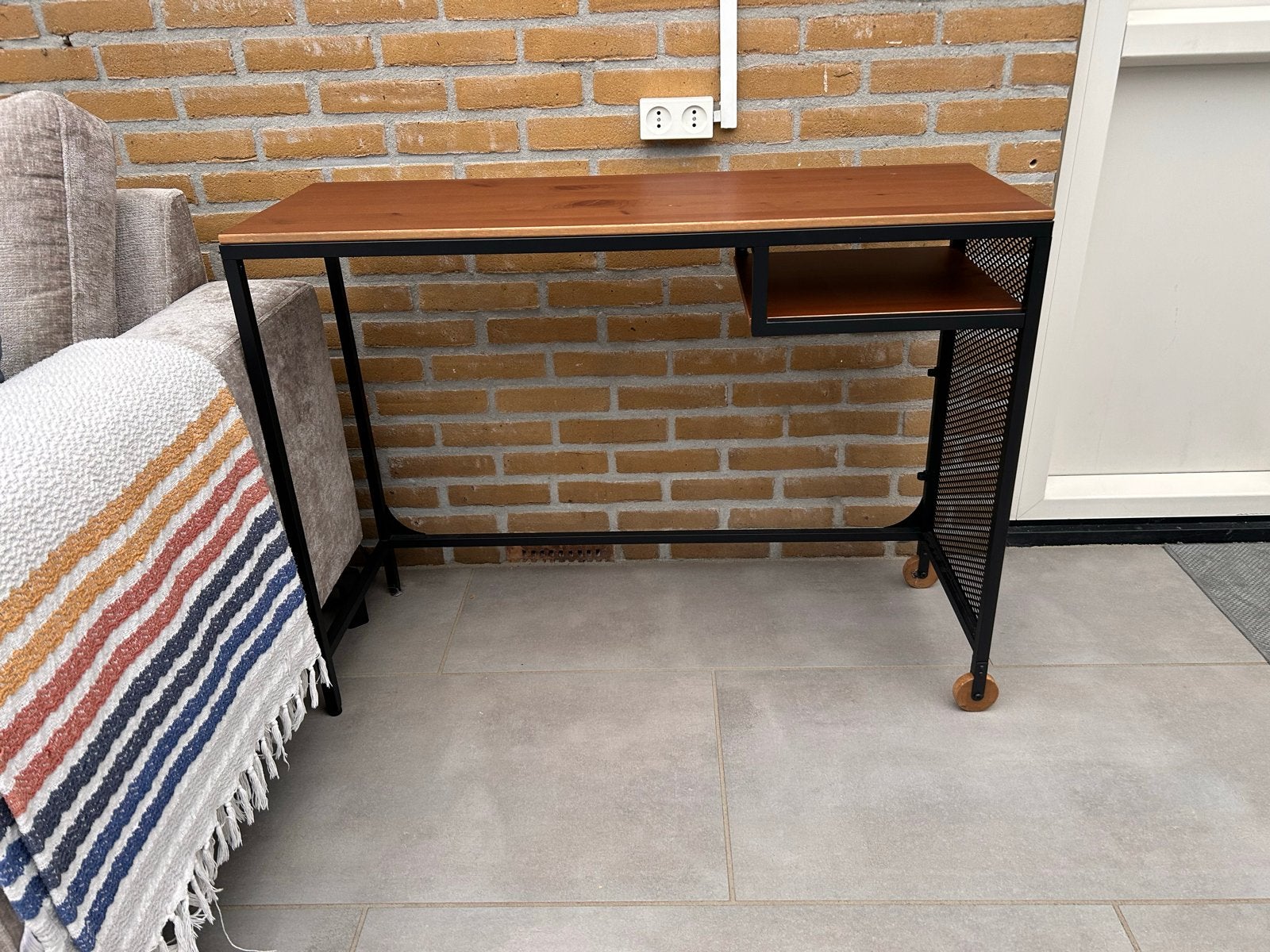 Bureau met houten blad en metalen frame, Huis en Inrichting, Bureaus, Ophalen, Opbergruimte, Hout, Bruin