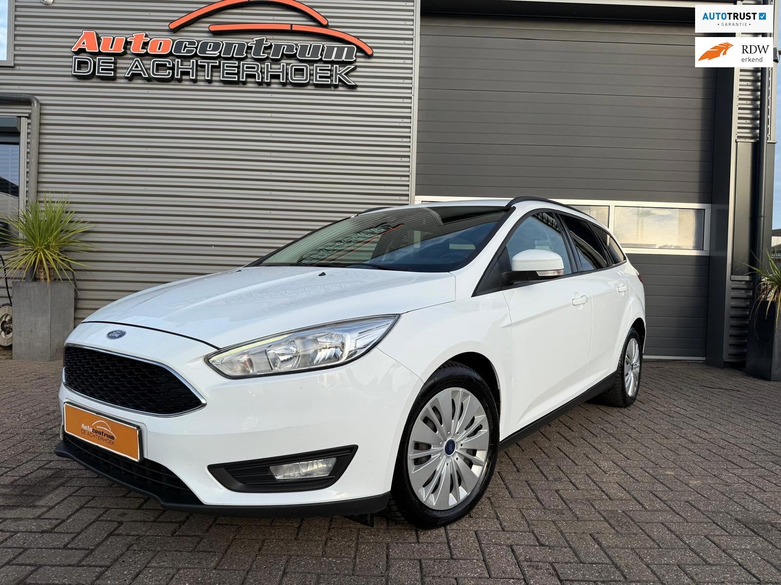 Ford Focus Wagon 1.0 125 Pk | Navi | PDC | Stoelverwarming!, Auto's, Gebruikt, Zwart, Wit, Handgeschakeld