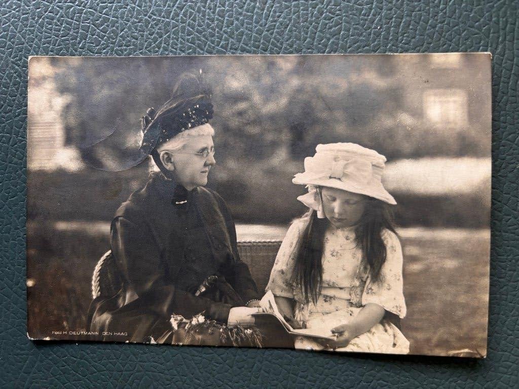 Ansichtkaart koningin-moeder Emma en prinses Juliana (1919), Verzamelen, Ansichtkaarten | Themakaarten, Verzenden, Voor 1920, Gelopen