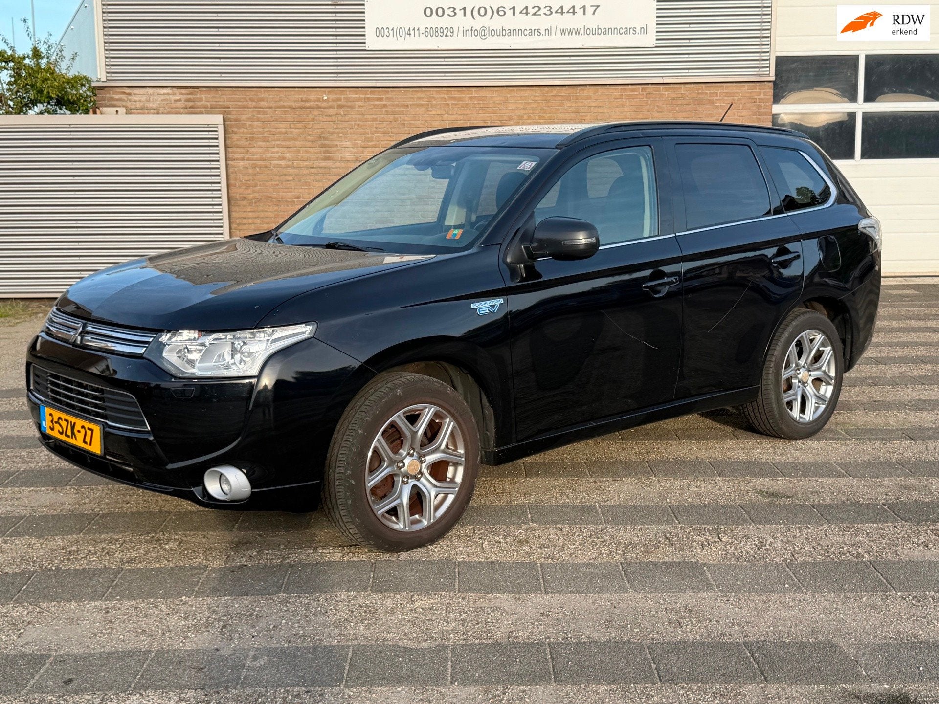 Mitsubishi Outlander 2.0 PHEV instyle 2013 open dak camera h, Auto's, 4 cilinders, Zwart, Vierwielaandrijving, Hybride Elektrisch/Benzine