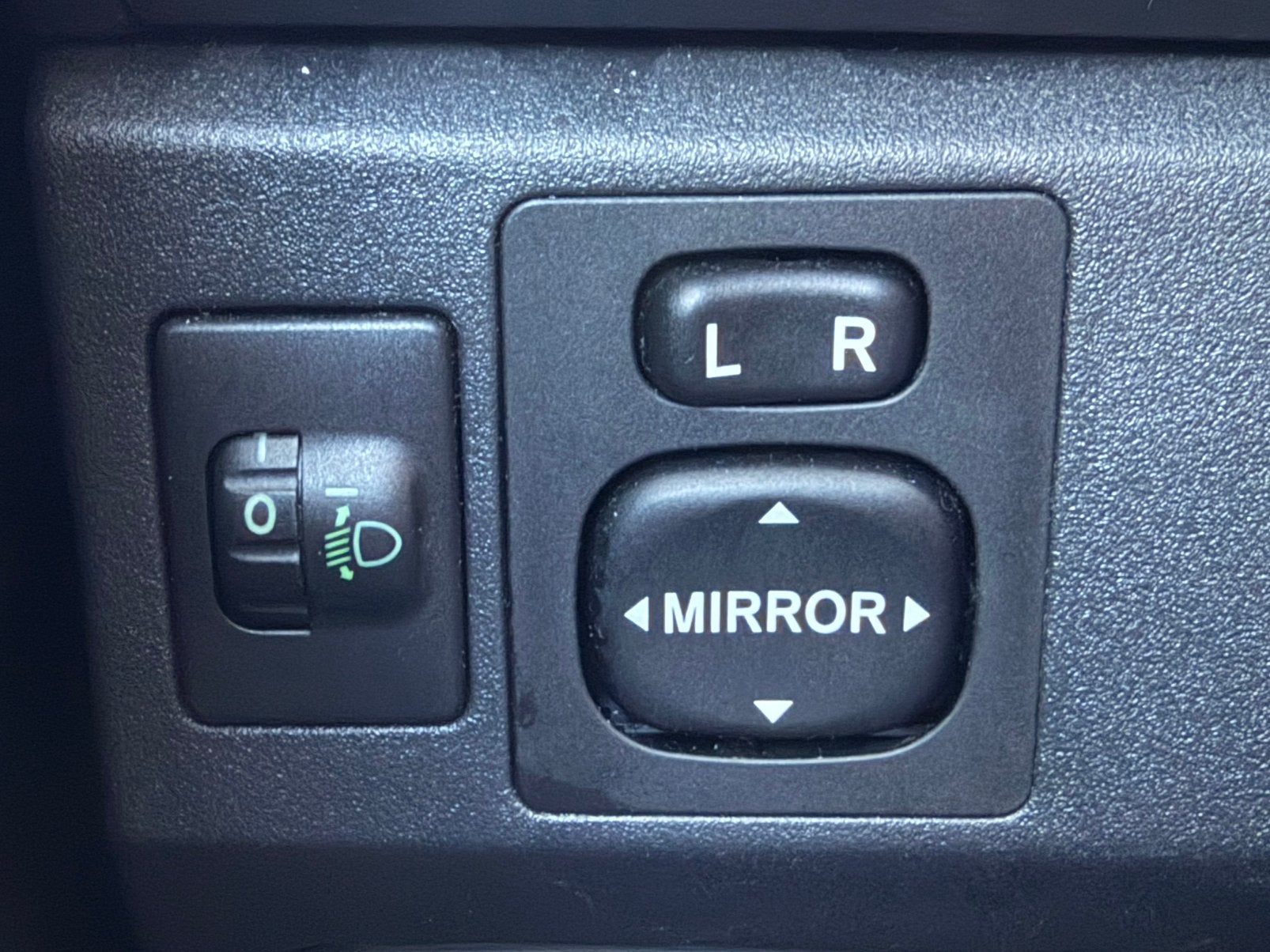 Foto 19 van Toyota Yaris 1.0 12V Vvt-i 5DR  2008 Grijs