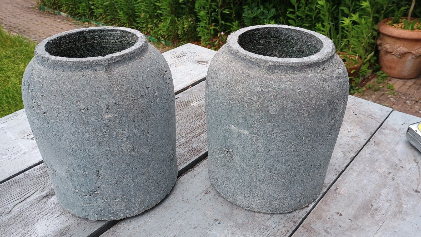 Twee betonnen vazen, Huis en Inrichting, Woonaccessoires | Vazen, Ophalen of Verzenden, Overige kleuren, Aardewerk of Porselein