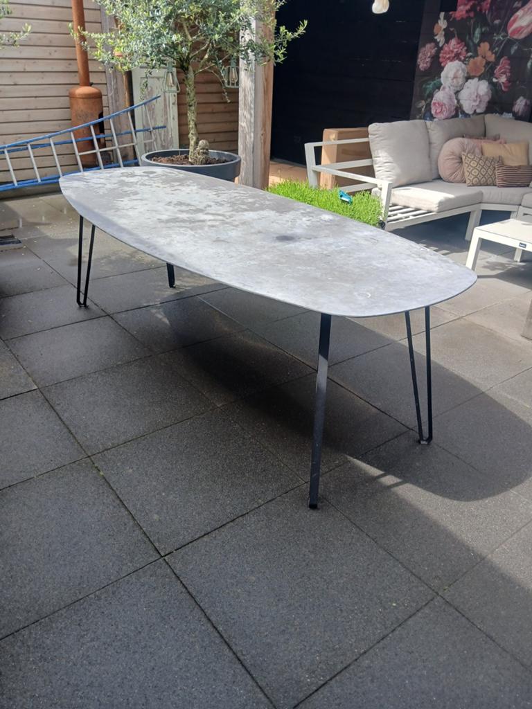 Moderne ovale eettafel met metalen poten, Huis en Inrichting, Tafels | Eettafels, Ophalen, Gebruikt, Modern, Industrieel, Overige materialen