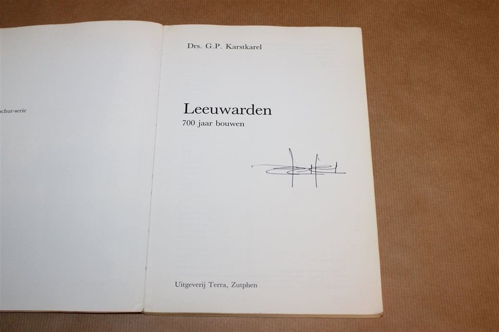 Leeuwarden 700 Jaar Bouwen — Gesigneerd Karstkarel, Boeken, Geschiedenis | Stad en Regio, Ophalen of Verzenden, Gelezen