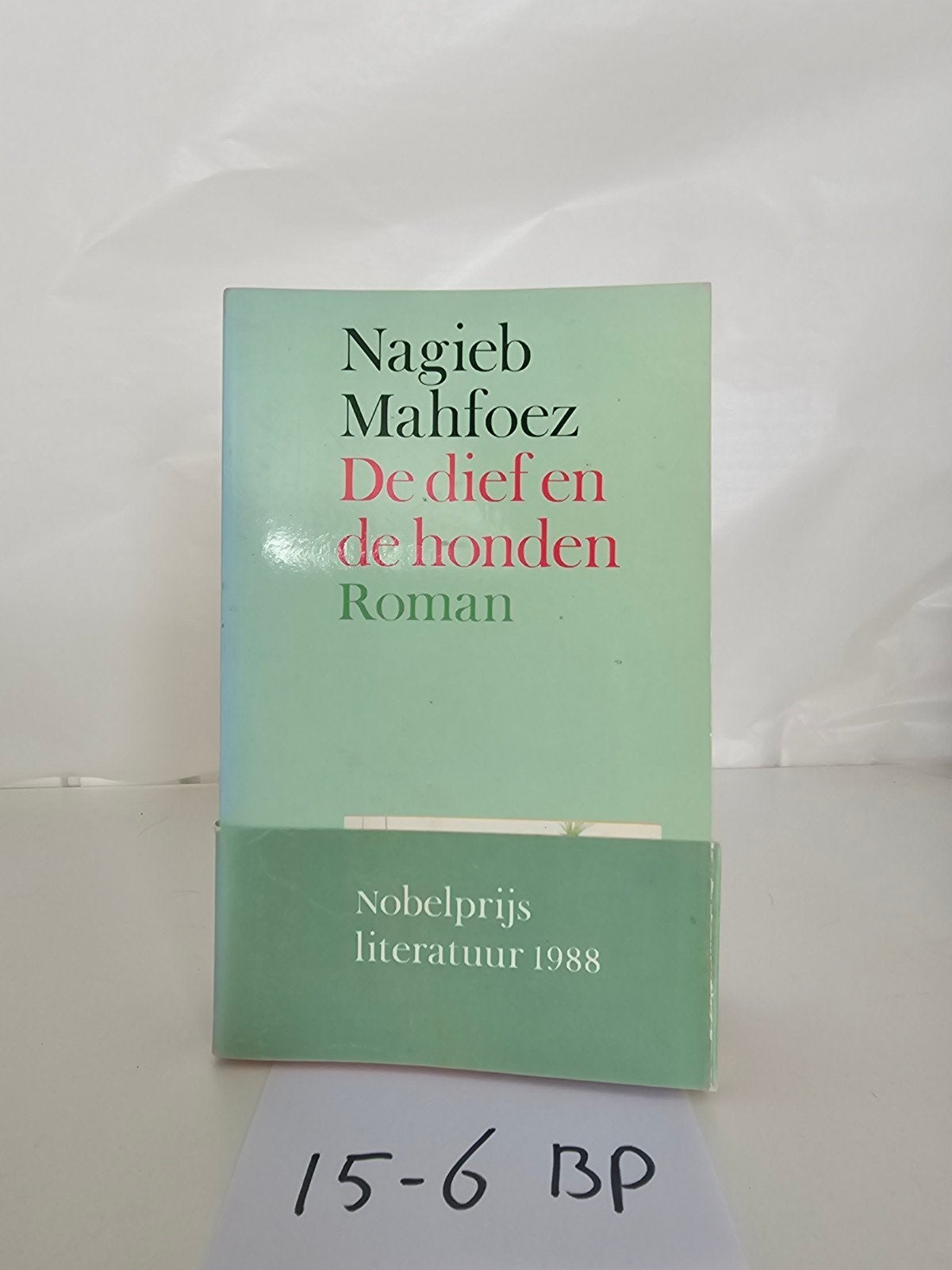 Nagieb Mahfoez - De dief en de honden (Nobelprijs), Boeken, Ophalen of Verzenden, Gelezen, Nagieb Mahfoez, Wereld overig