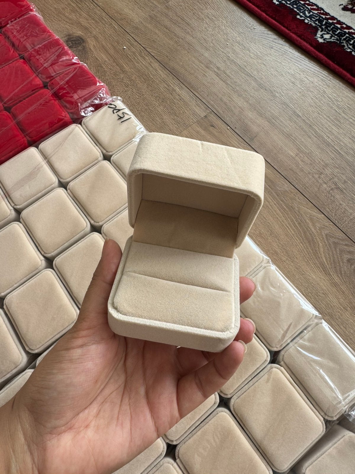 Fluwelen ring doosjes (rood en beige) - groot en klein, Sieraden, Tassen en Uiterlijk, Ringen, Verzenden, Nieuw, Beige