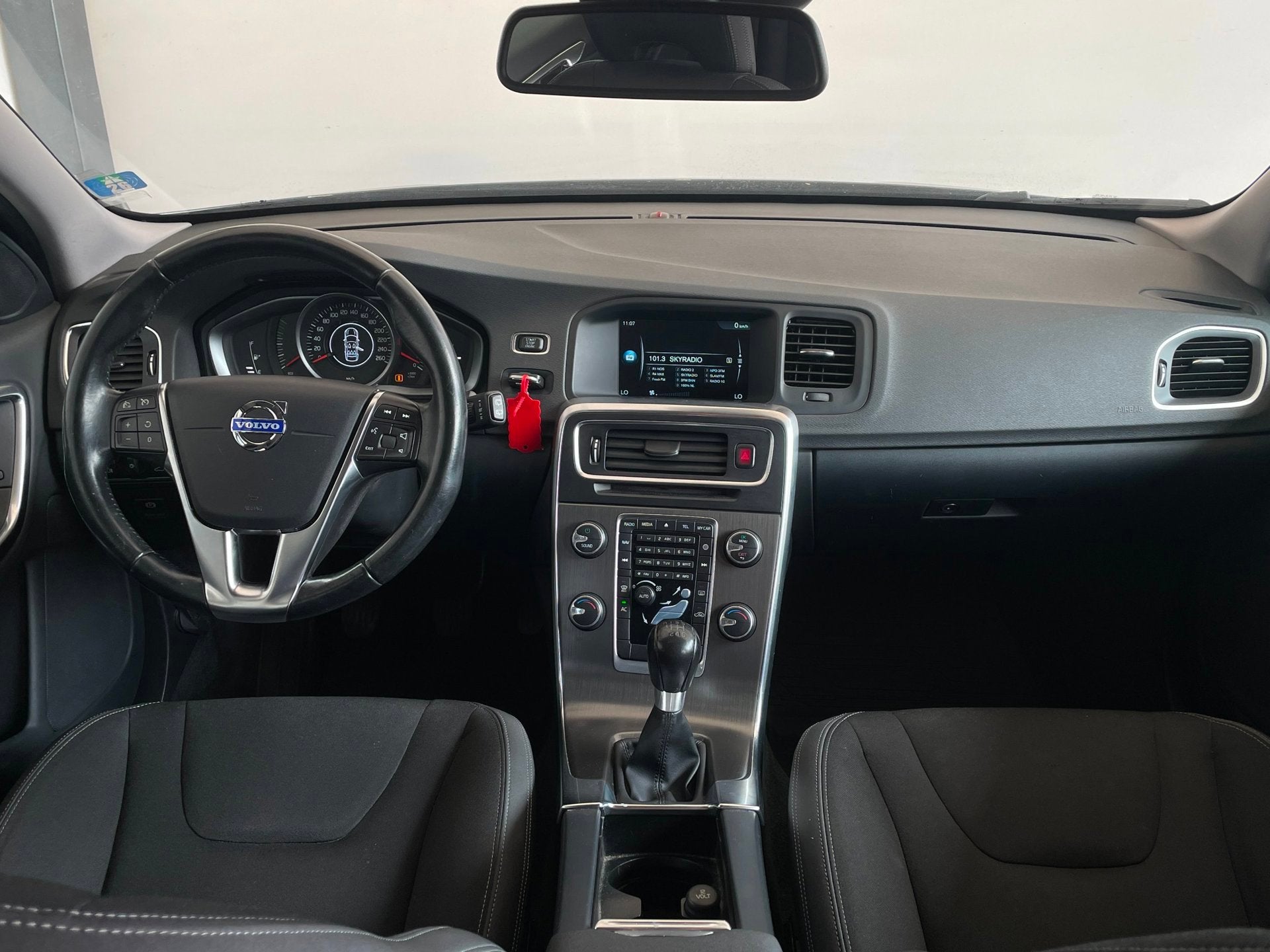 Volvo V60 1.6 T3 Momentum|Trekhaak|Nieuwe koppeling|Riem ver, Voorwielaandrijving, Stof, Gebruikt, Zwart