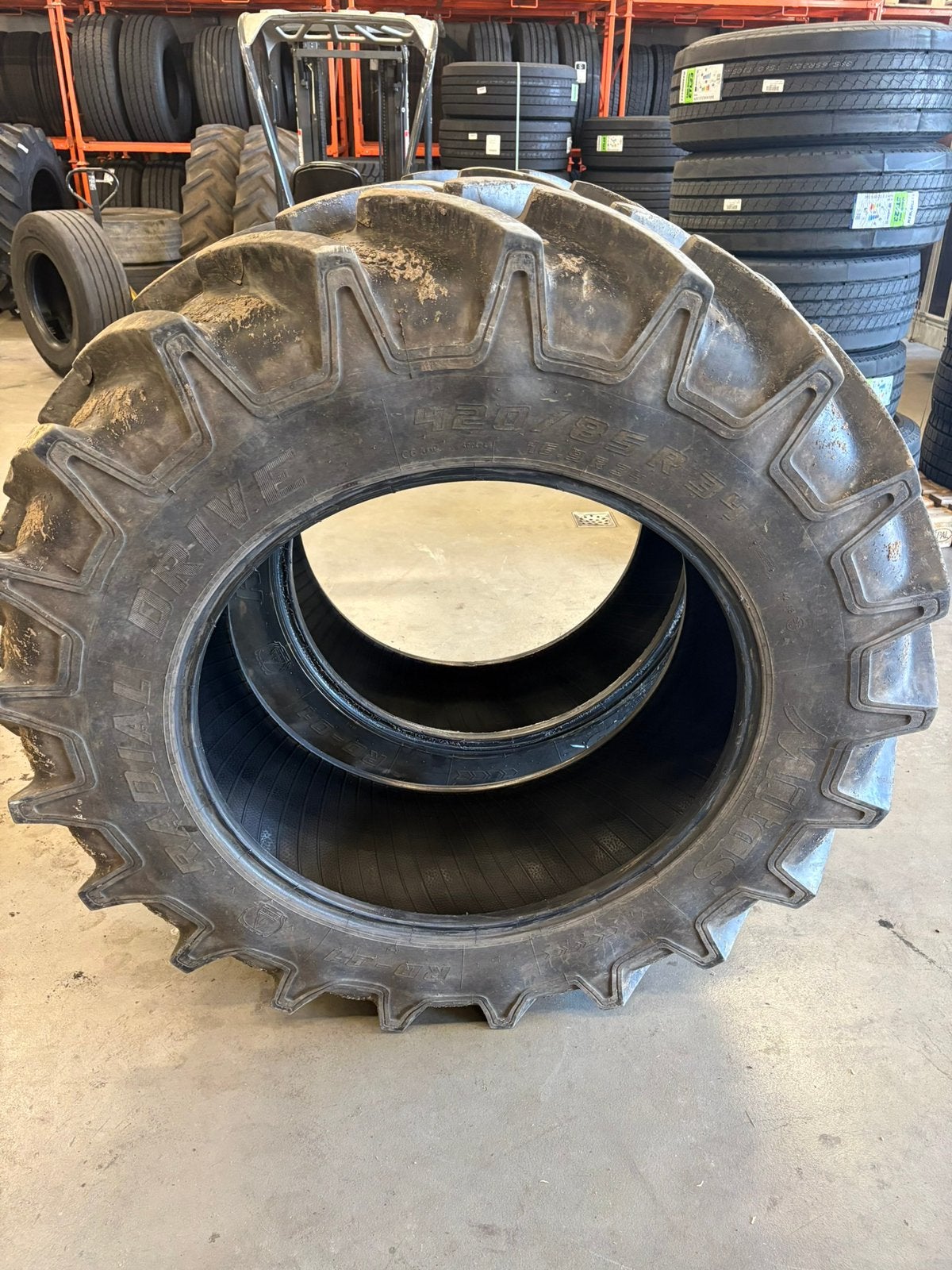 420/85 R34 of 16.9 R34 Mitas, Ophalen