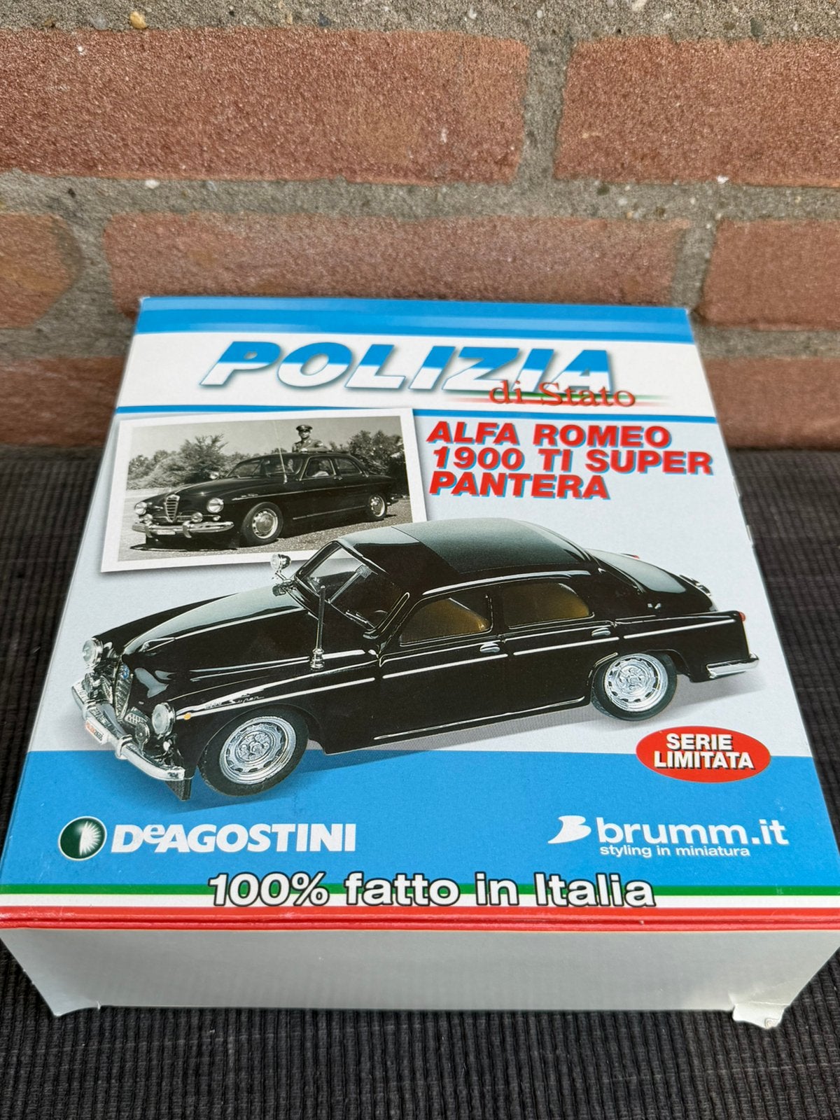 1:43 Brumm giftset Alfa Romeo 1900 ti “Polizia”, Hobby en Vrije tijd, Modelauto's | 1:43, Ophalen of Verzenden, Zo goed als nieuw