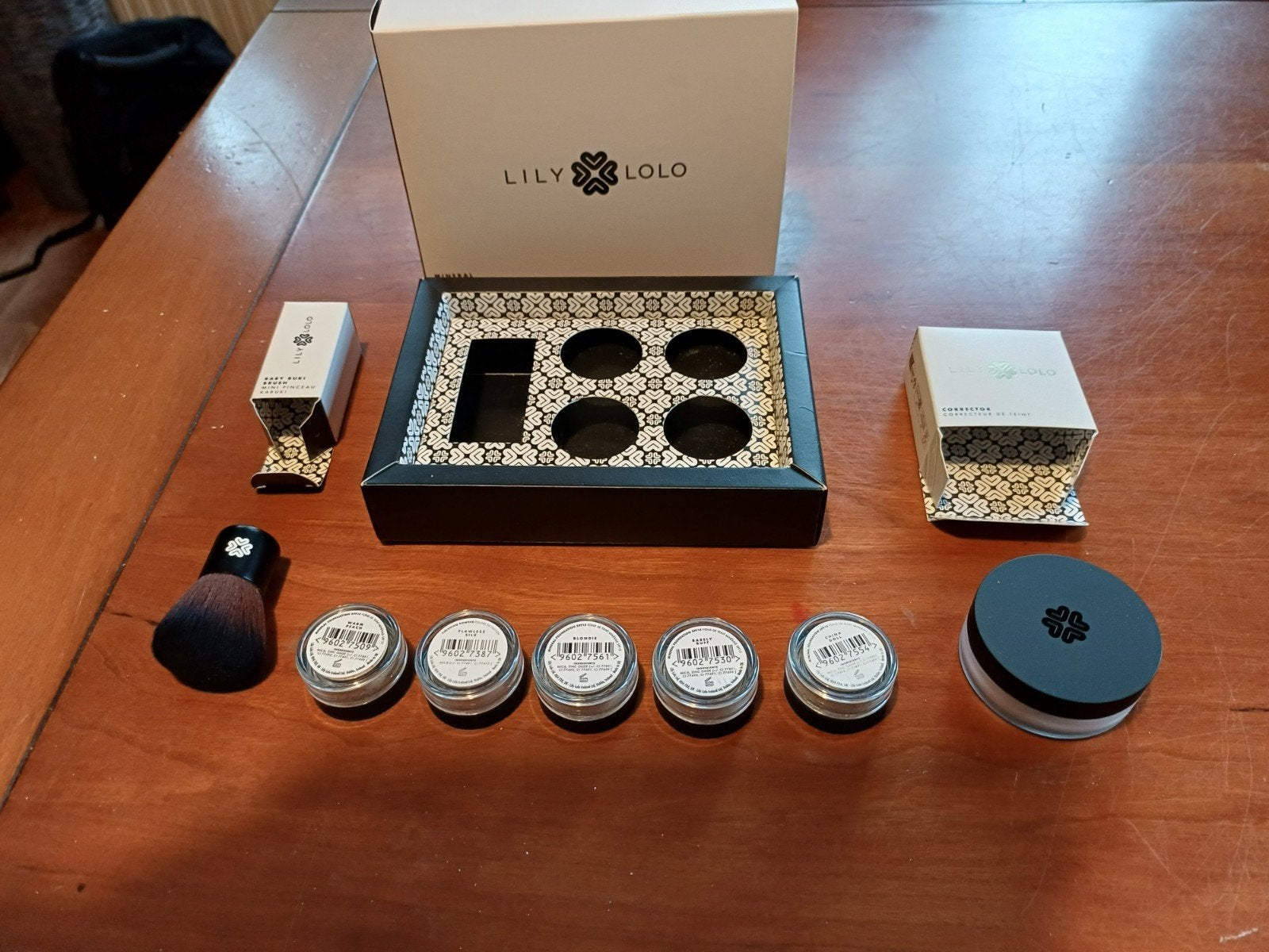 Lily Lolo corrector, foundation & starterscollection, Overige kleuren, Gehele gezicht, Ophalen of Verzenden, Zo goed als nieuw