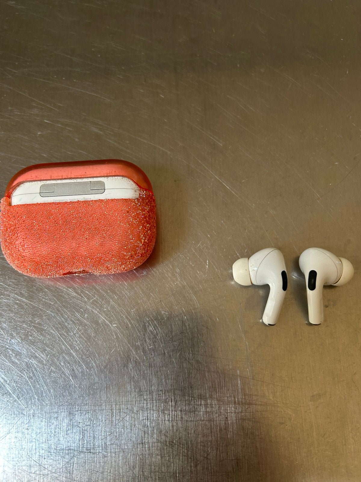 Apple AirPods Pro met roze glitterhoesje (linker kraakt)