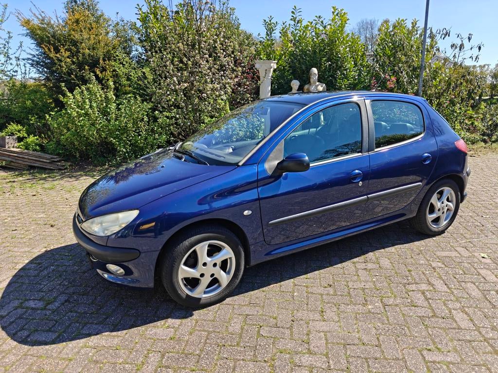 Peugeot 206 1.6 16V 5D 2004 Blauw, Voorwielaandrijving, 40 €/maand, Zwart, 4 cilinders