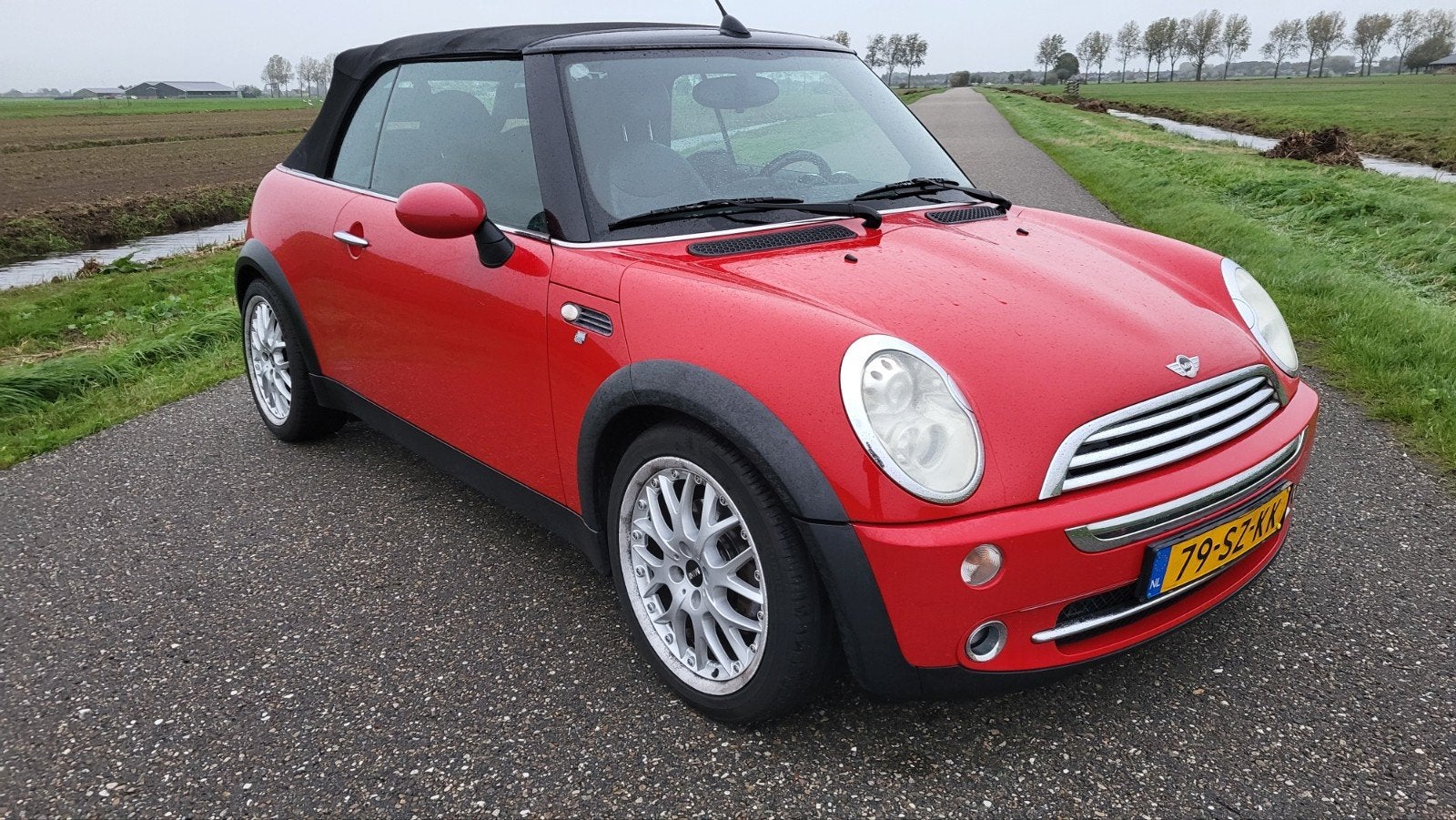 Stoere Mini 1.6 16V Cooper Cabrio 2004 Rood Stoelverw, Auto's, Zwart, 4 cilinders, Cabriolet, 4 stoelen
