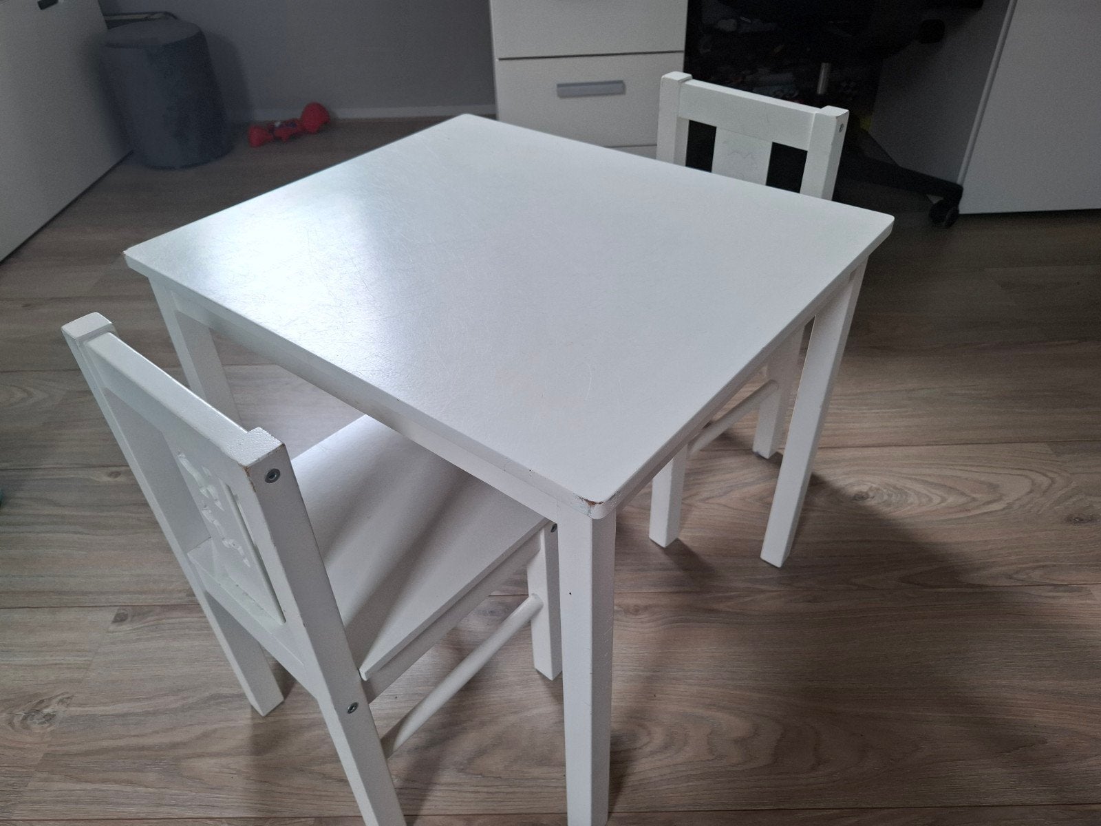 Witte ikea kindertafel en 2 stoeltje, Kinderen en Baby's, Kinderkamer | Tafels en Stoelen, Ophalen, Gebruikt, Tafel(s) en Stoel(en)