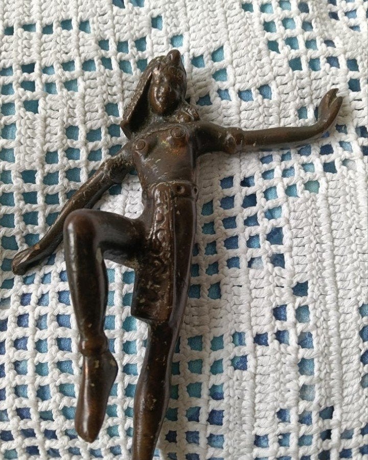 Bronzen beeldje van dansende vrouw op marmeren sokkel, Minder dan 20 cm, Ophalen of Verzenden, Brons, Op sokkel