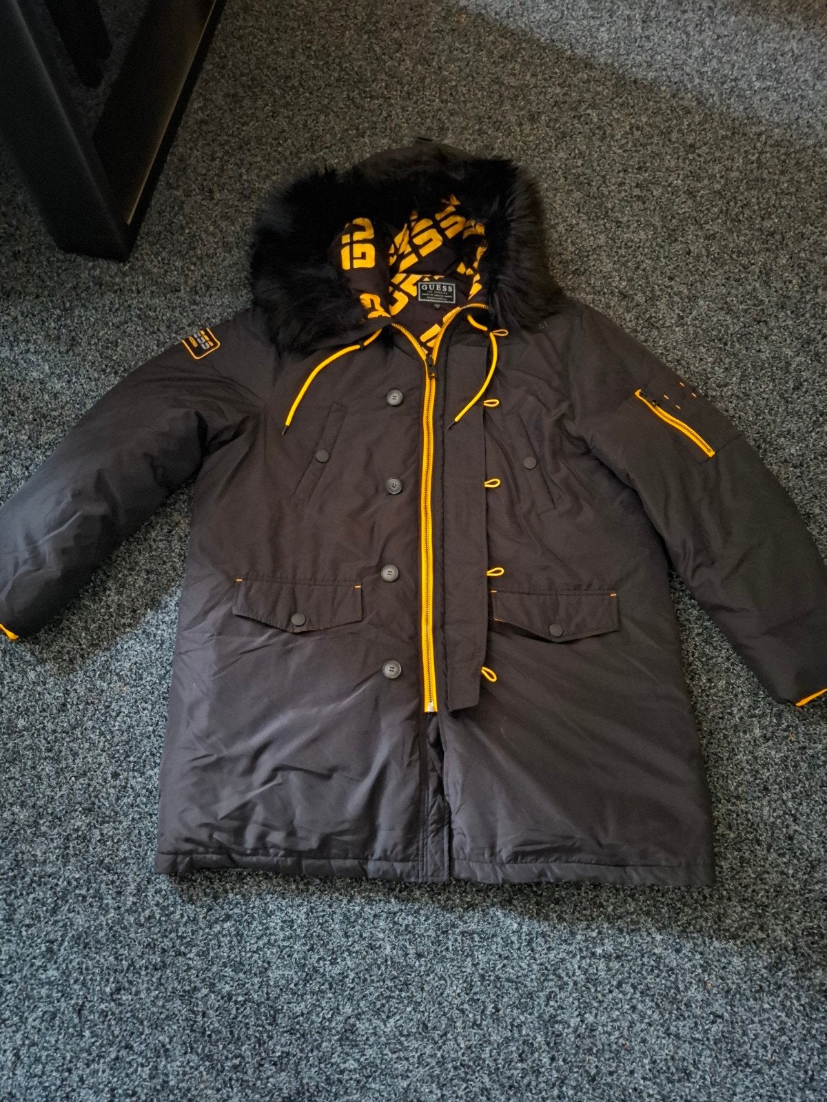 Guess winterjas heren - Zwart met gele details XXL BIEDEN, Zwart, Maat 56/58 (XL), Ophalen of Verzenden, Zo goed als nieuw