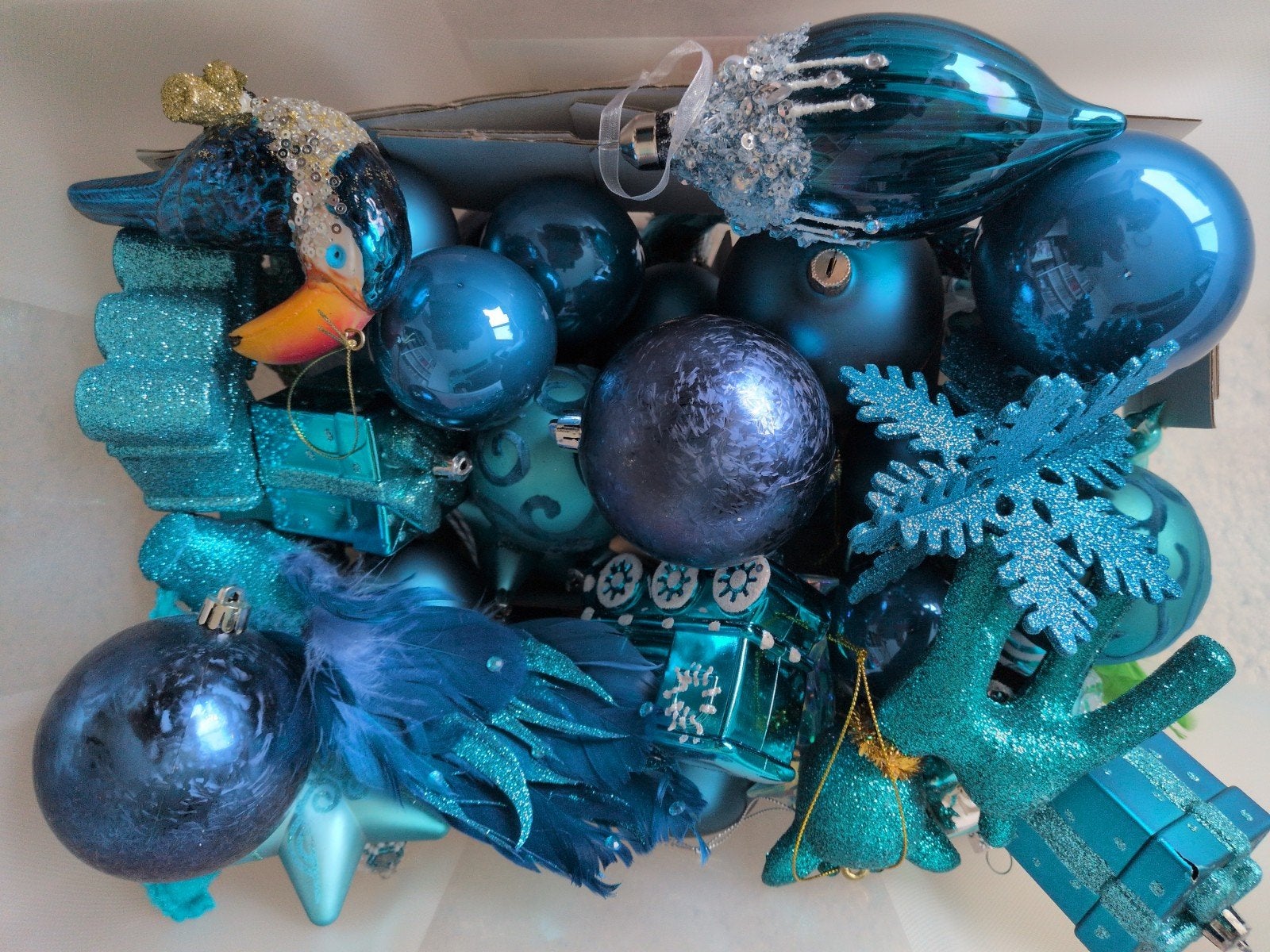 Doos azuurblauwe kerstballen, Ophalen
