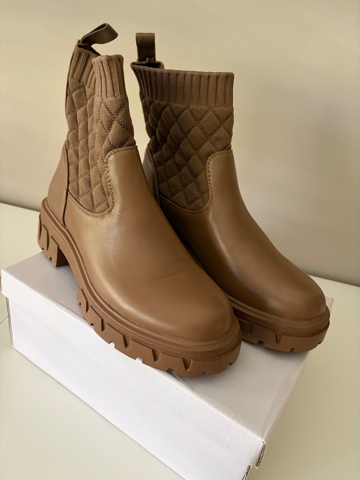 Nieuwe bruine enkellaarzen met gebreide schacht, Kleding | Dames, Schoenen, Ophalen, Nieuw, Bruin, Lage of Enkellaarzen