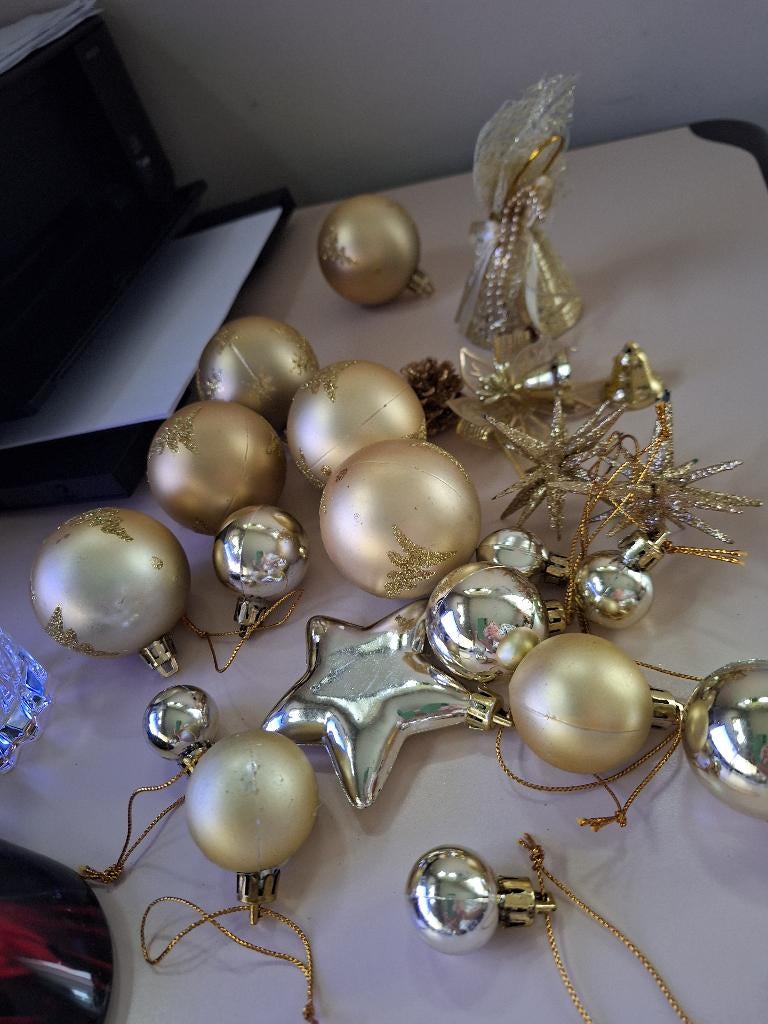 doos goudkleurige kerstballen, Diversen, Kerst, Ophalen of Verzenden, Nieuw